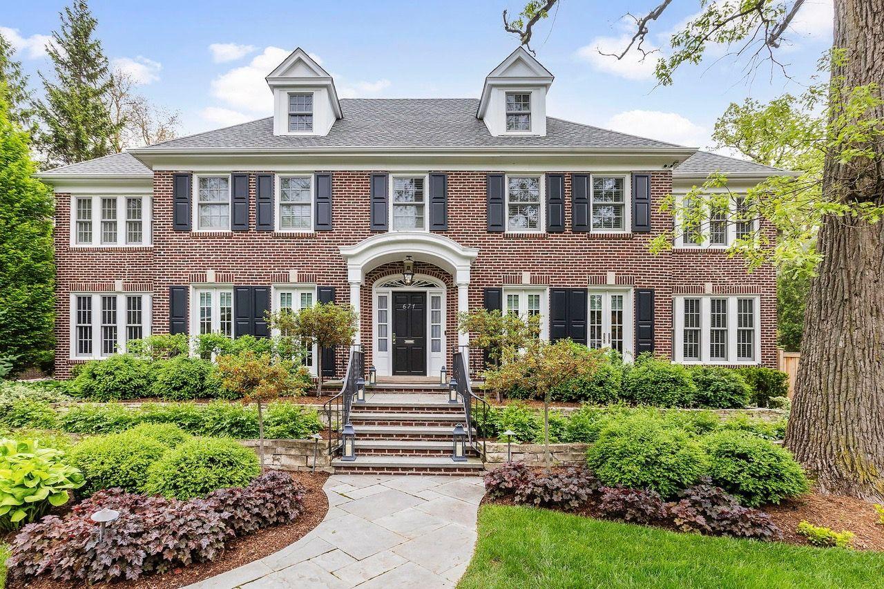 Cover Image for 'Home Alone' house hits market: Do movie houses command premium?