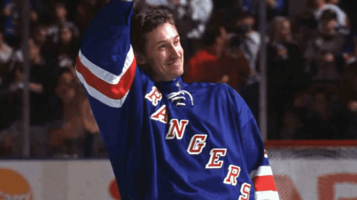 Cover Image for Jersey from Wayne Gretzky's final NHL game up for auction