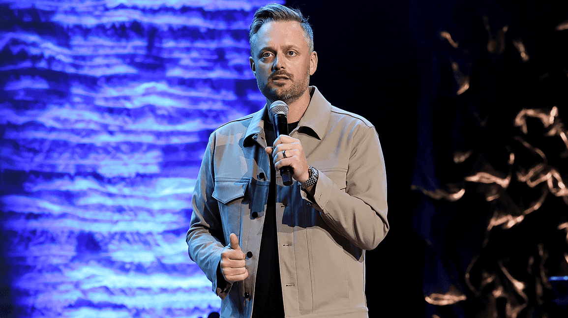 Cover Image for Comedian Nate Bargatze shows off 'Star Wars' watch with Jimmy Fallon