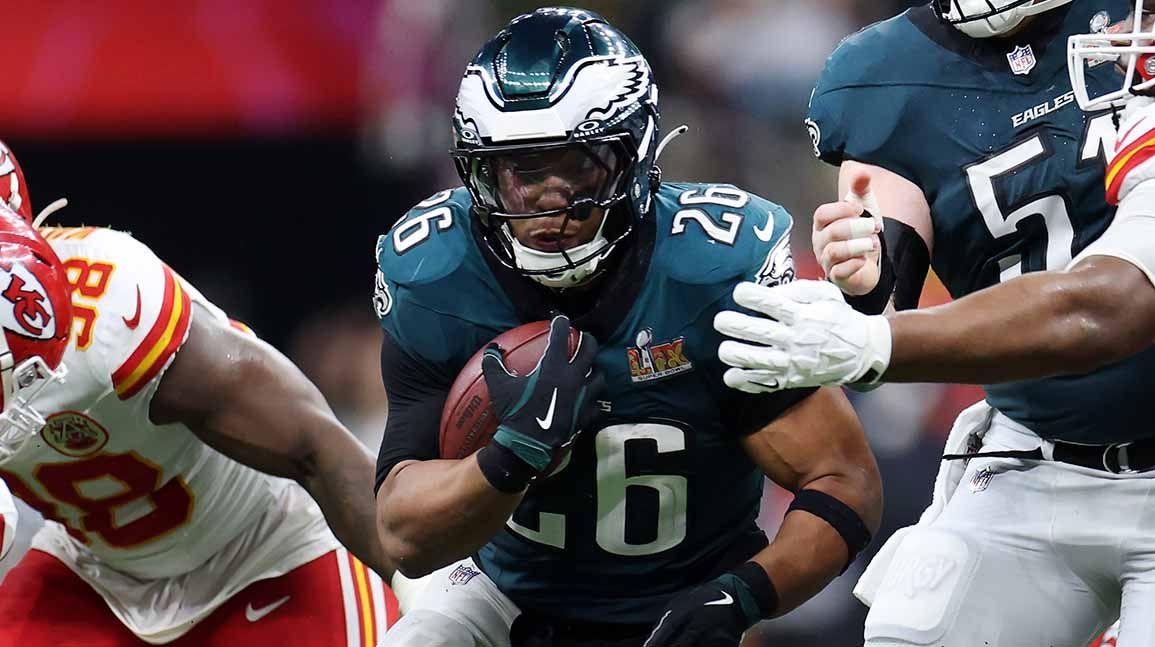 Cover Image for Saquon Barkley leads NFL players in merch sales over last year