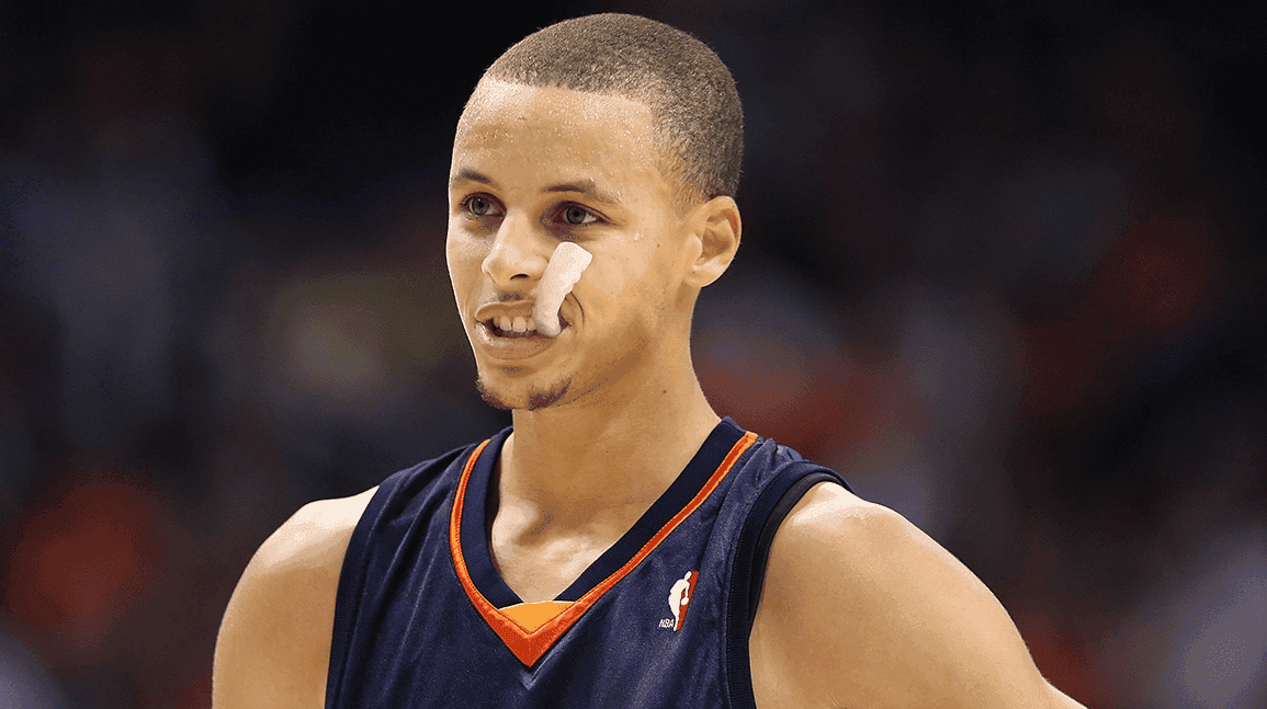 Cover Image for Steph Curry's 'first 3-pointer' jersey sells for record $1.76 million