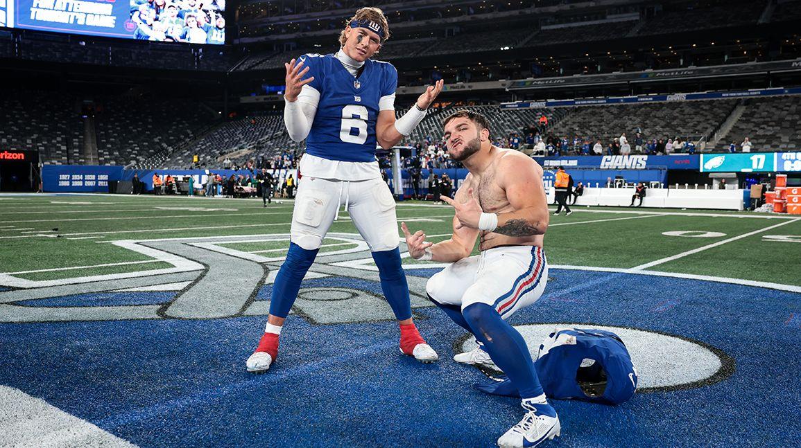 Cover Image for Rookie darlings Jaxson Dart, Cam Skattebo become hobby Giants