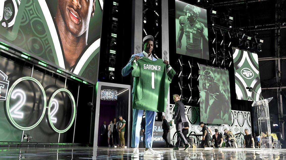 Cover Image for For NFL Draft prospects, market size has big impact on memorabilia, endorsements