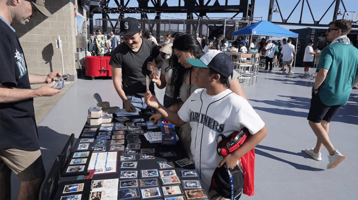 Cover Image for Mariners to host card show before Tuesday's game against Padres