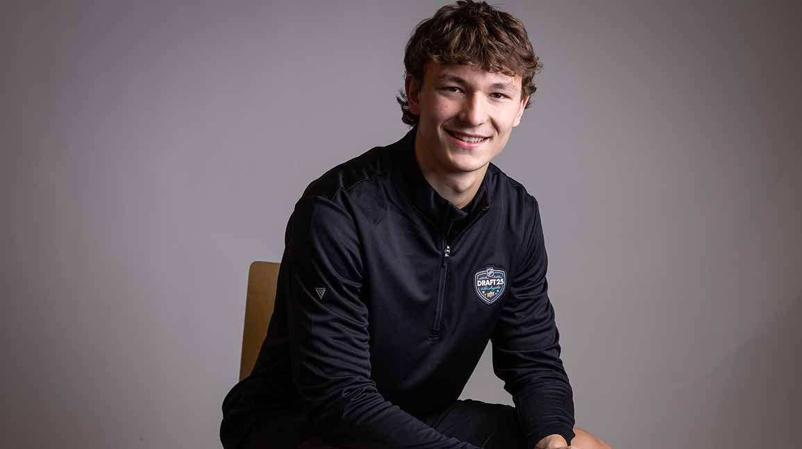 Cover Image for Top NHL prospect Matthew Schaefer signs with Upper Deck