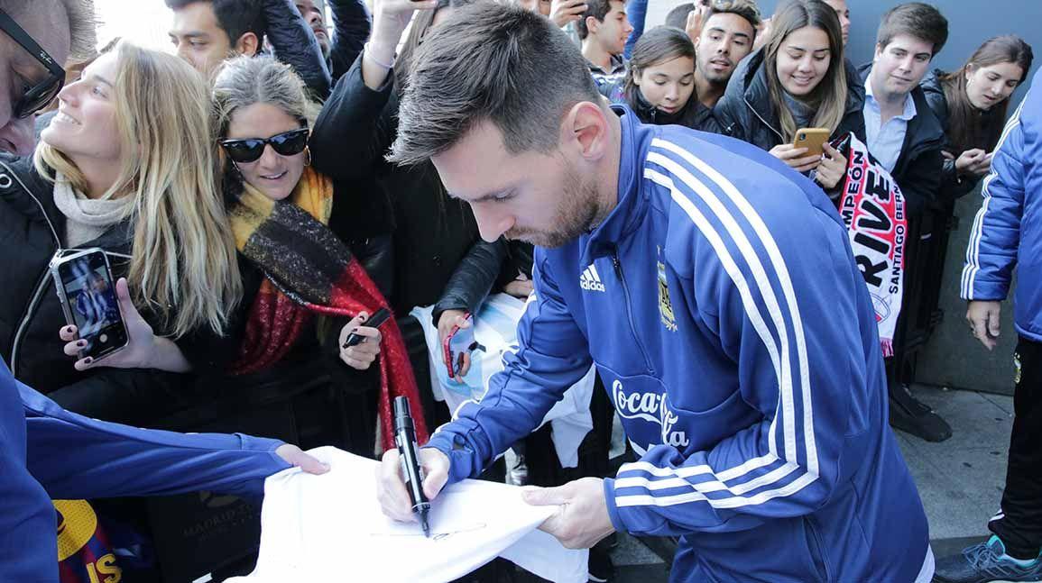 Cover Image for Report: Topps to replace Leo Messi autograph cards