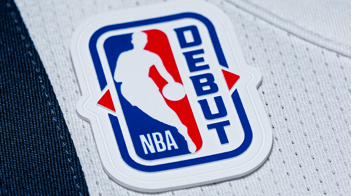 Cover Image for Topps ushers in new basketball era with debut, gold NBA logo patches