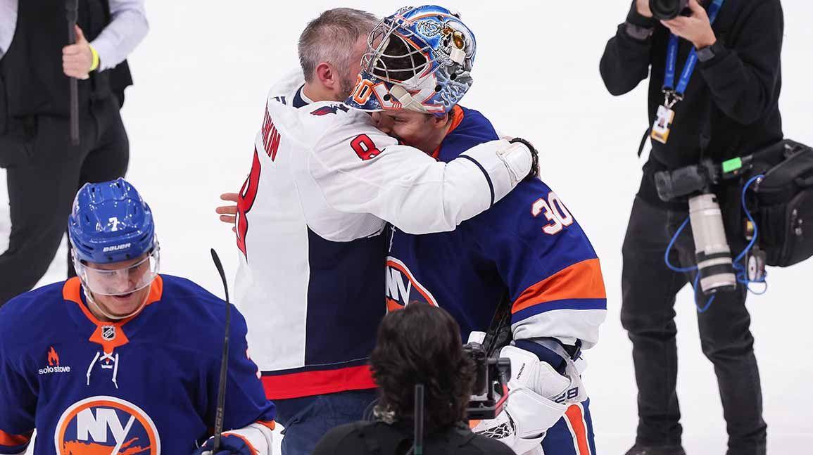 Cover Image for Alexander Ovechkin ends up with goalie's stick from record No. 895