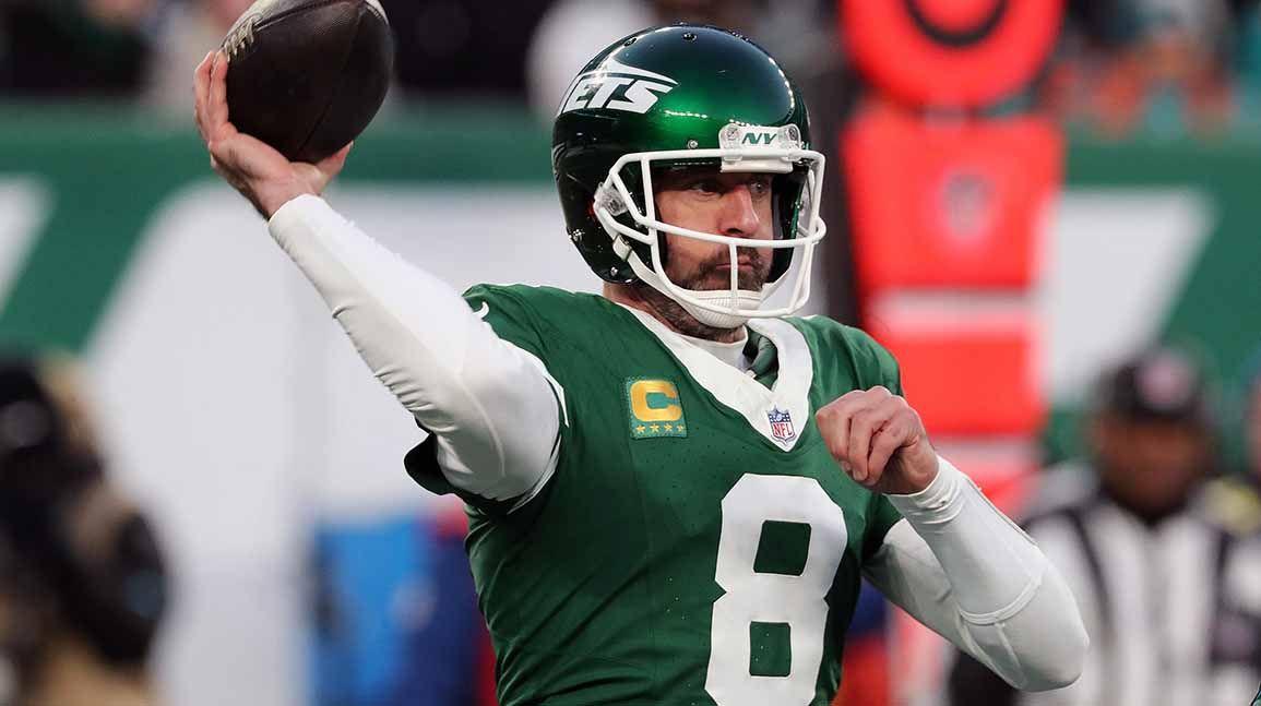 Cover Image for Amid drama, Aaron Rodgers' card market appears anemic