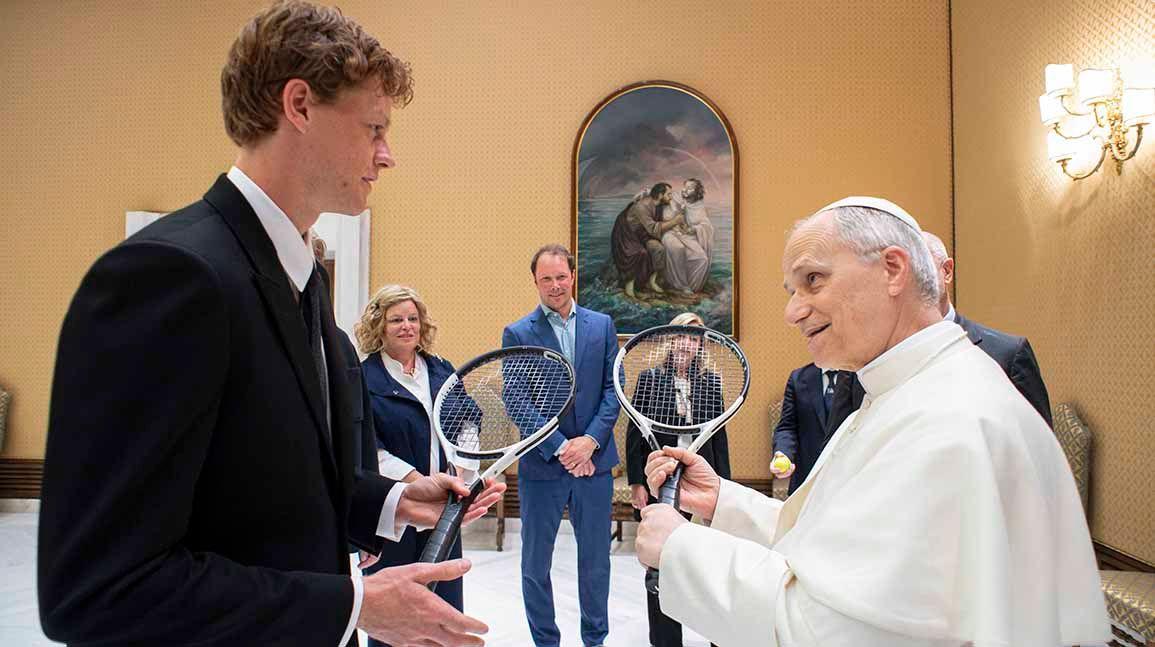 Cover Image for Pope makes deal with Sinner for tennis racket