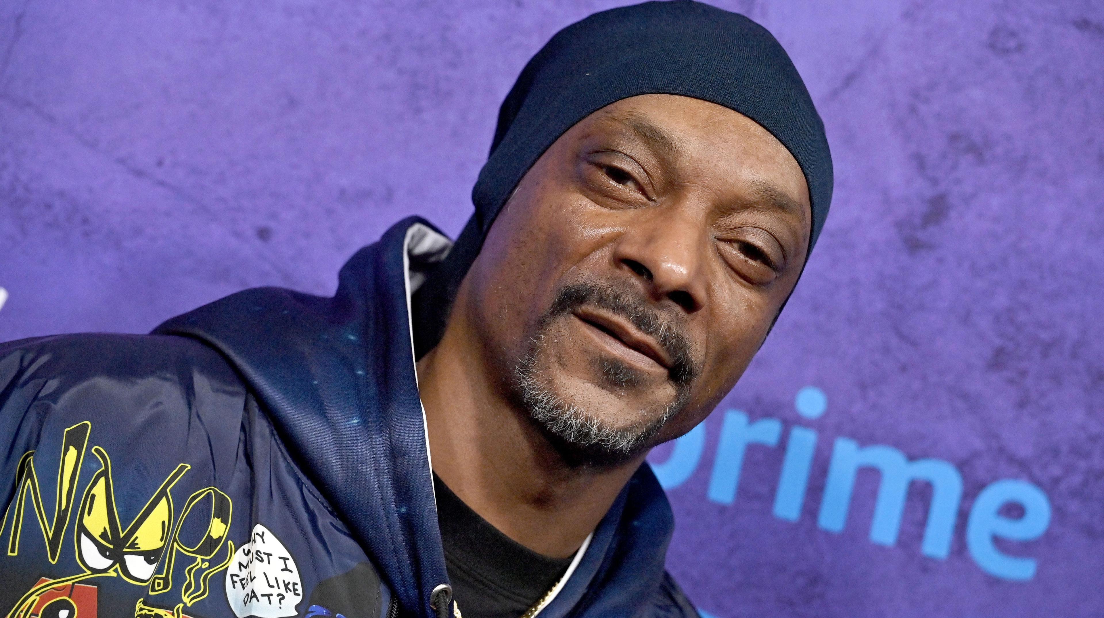 Cover Image for Snoop Dogg’s smoked blunt sells for nearly $5K 