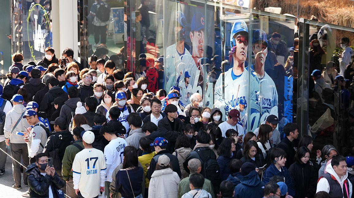 Cover Image for Tokyo Series merchandise sets sales records for Fanatics