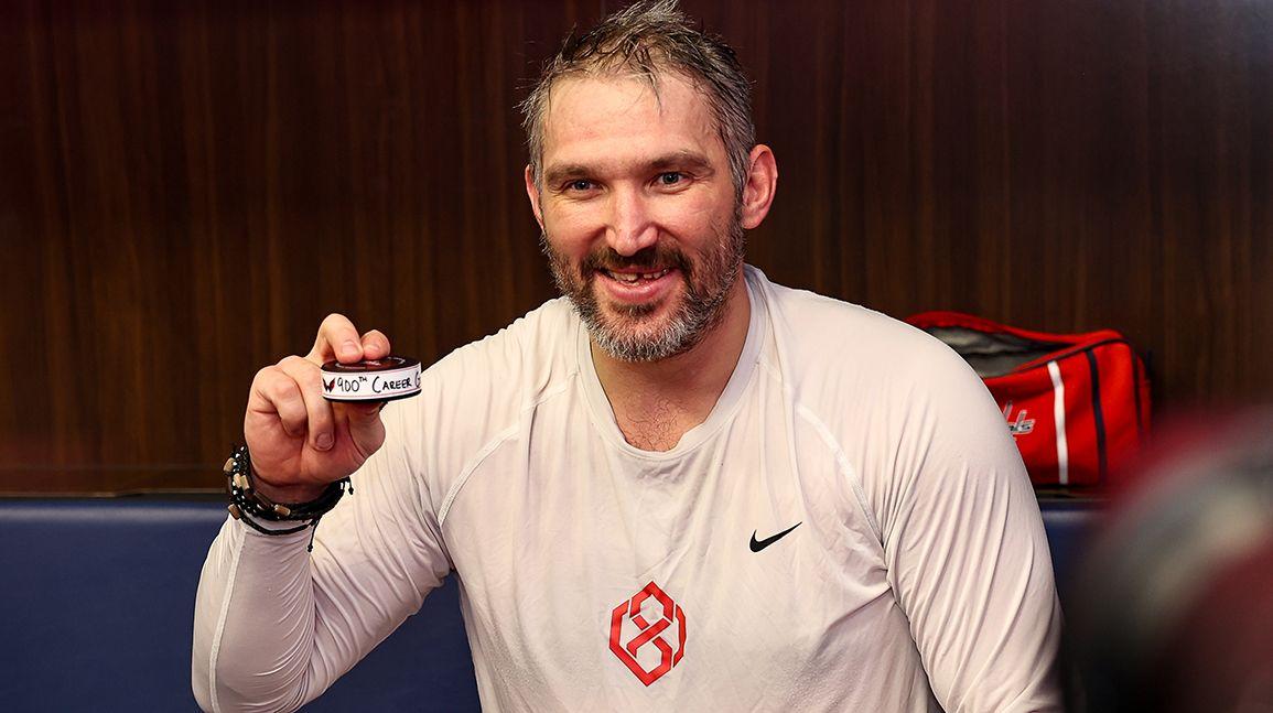 Cover Image for Blues' Jordan Binnington tries to pocket Alexander Ovechkin's 900th career goal